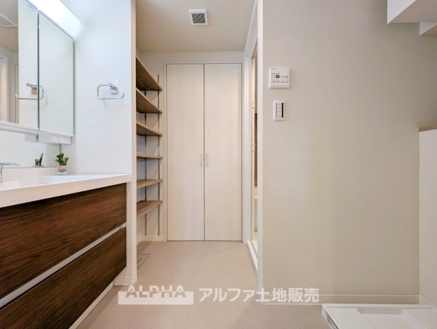 八幡山ビューグリーンのランドリースペース|【Laundry space】
◆ランドリースペース◆洗濯機まわりにゆとりのある設計で、家事動線もスムーズ。浴室換気乾燥機を備えているため、天候を気にせず洗濯ができ、毎日の家事負担を軽減してくれます。