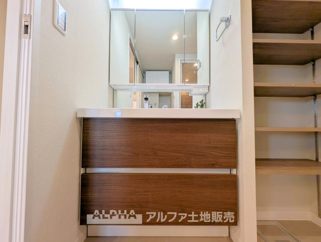 八幡山ビューグリーンの独立洗面台|【Powder room】
◆独立洗面台◆朝の身支度や帰宅後の手洗いも快適に行える独立洗面台。収納スペースも備えており、洗面用品をすっきり整理できる使い勝手の良い空間です。