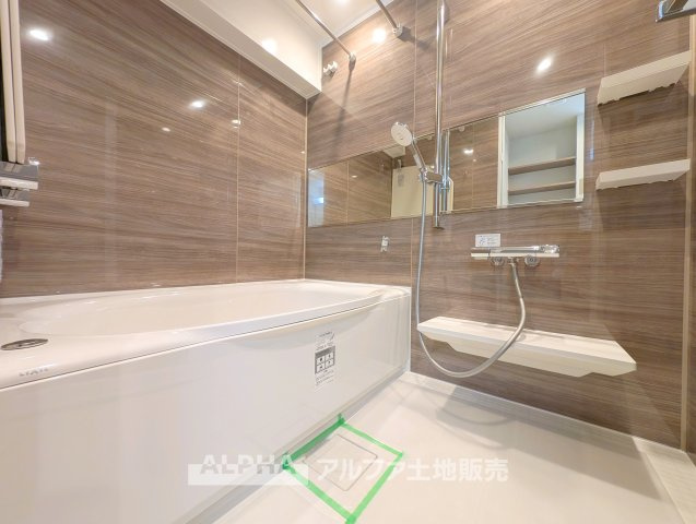 八幡山ビューグリーンの浴室|【Bath room】
◆バスルーム◆一日の疲れをゆっくり癒せる落ち着いたバスルーム。浴室乾燥機付きで天候を気にせず洗濯でき、毎日の暮らしにも便利な空間です。
