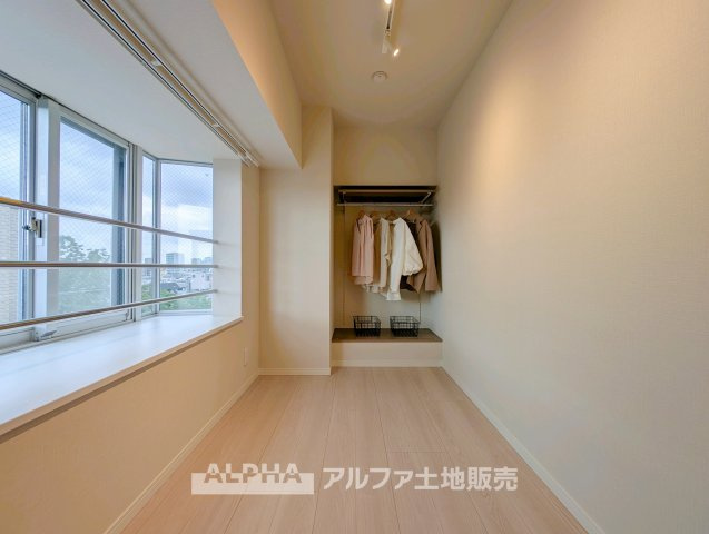 八幡山ビューグリーンの洋室|【bright room】
◆明るさを感じる洋室◆やわらかな光が室内に広がり、日中も快適に過ごせる一室。プライベート空間として落ち着いた時間を過ごせます。