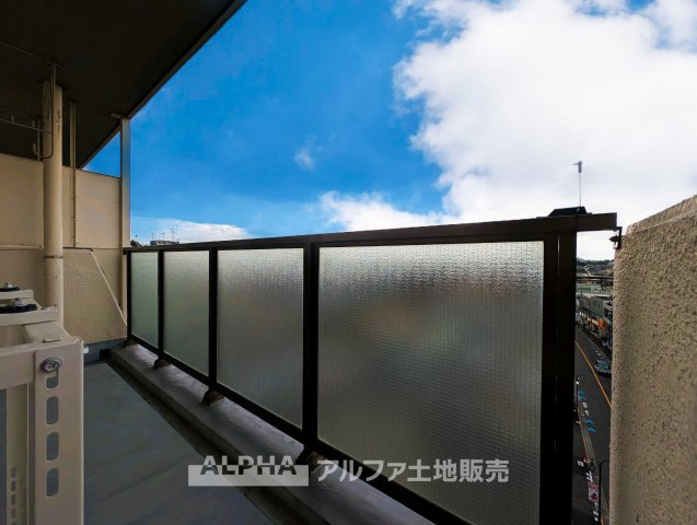 八幡山ビューグリーンの展望|【Sunny Space】
◆暮らしに広がりを◆陽当たりに配慮されたバルコニーは、洗濯物も乾きやすく、外の景色を眺めながらゆったり過ごせる場所になっています。