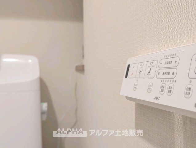 八幡山ビューグリーンのトイレ|【Warm water flush toilet】
◆温水洗浄便座付きトイレ◆お掃除も楽々。快適に過ごすためには今や欠かせない設備の一つです。壁掛けリモコンで使いやすくいつでも清潔に保てます。