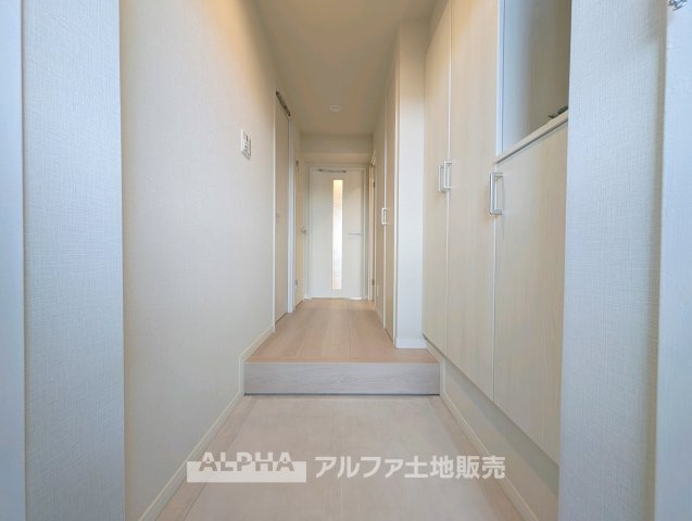 八幡山ビューグリーンの玄関|【Welcome Space】
◆玄関◆帰宅時にほっとできる、穏やかな空気感の玄関。整った空間が日々の切り替えを自然にサポートし、来客時にも好印象を与えます。