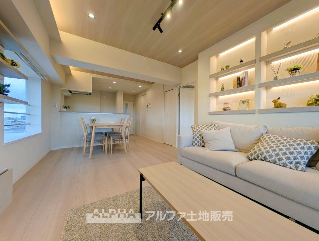八幡山ビューグリーンの居間・リビング|【Daily Livi添う◆
朝食を囲む時間から夜のくつろぎまで、家族それぞれの時間をやさしく包み込み、暮らしの中心となるリビングです。