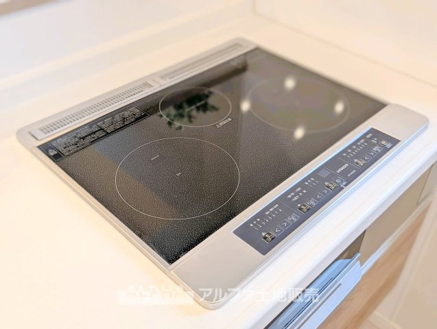 八幡山ビューグリーンのキッチン|【IH cooking heater】
◆IHクッキングヒーター◆火を使わず調理できる為、小さなお子様が居ても安心のアイテム。お掃除もサッとひと拭きで綺麗になります。
