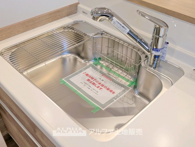 八幡山ビューグリーンのキッチン|【Water cleaner】
◆浄水器◆蛇口から流れ出すお水はクリーンでいつも楽しめます。また浄水器内臓シャワー混合栓なので場所取らずのスッキリとしたスタイルです。
