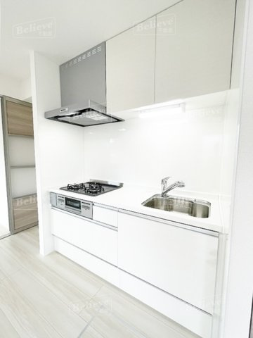 D-roomT.MⅡのキッチン|3口コンロ・グリル付のシステムキッチンです♪