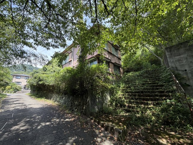 熱海市上多賀　アパート2棟の外観|アパート①・前面道路含む現地写真