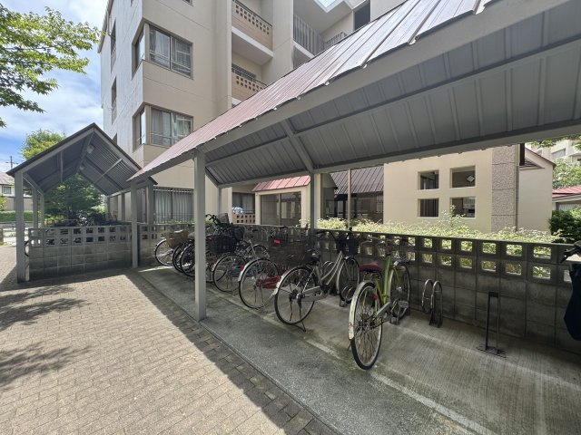 西神南ヒルズ4番館の駐輪場