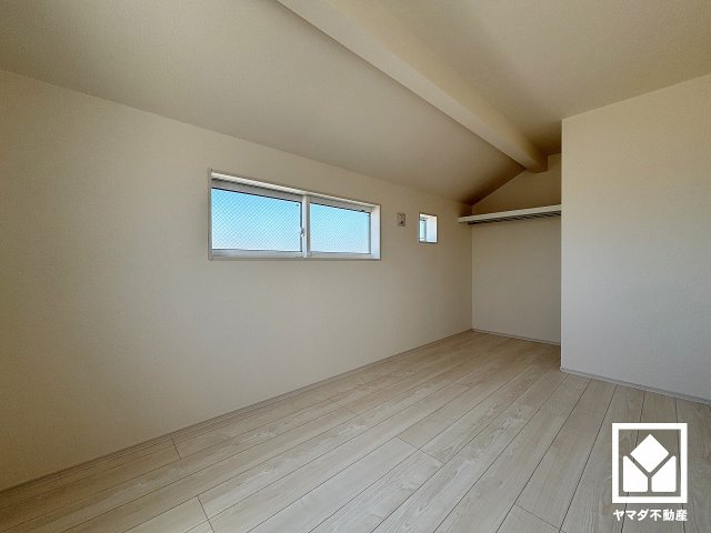 尼崎市稲葉荘1丁目の寝室|約5帖の3階洋室です。全居室2面採光。明るい陽光がたっぷり差し込む心地よい生活空間です。