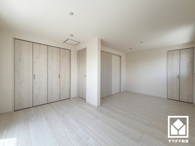 尼崎市稲葉荘1丁目の子供部屋|約9.5帖の3階洋室です。間仕切り壁を設置して将来の家族構成の変化に対応可能な2WAYの出入口が用意されたお部屋です。間仕切り壁の設置は有償となります。