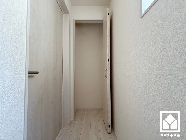 尼崎市稲葉荘1丁目の収納|1階・2階・3階の廊下にも収納スペースがあり、住空間を広々お使いいただけます。日用品のストックなどもすっきり片付きます。