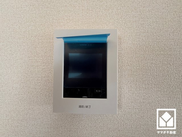 尼崎市稲葉荘1丁目の設備|突然の来訪時にも防犯面で心強いモニター付きインターホンを完備。お留守番中のお子様も、室内からスムーズに相手の確認ができます。