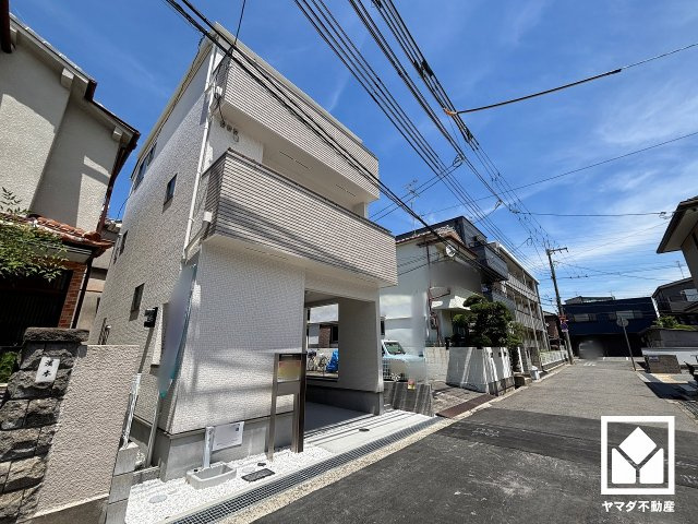 尼崎市稲葉荘1丁目の前面道路含む現地写真|3段階中最も高いレベルの耐震等級3を取得。災害復興拠点に求められる水準の耐震性を備えた住宅で、万が一の震災時にも心強い設計です。