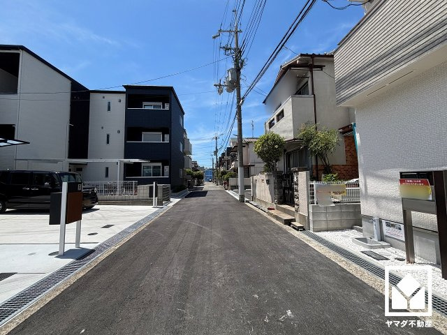 尼崎市稲葉荘1丁目の前面道路含む現地写真|「大島小学校」まで徒歩5分。低学年のお子様の通学にも無理のない距離です。