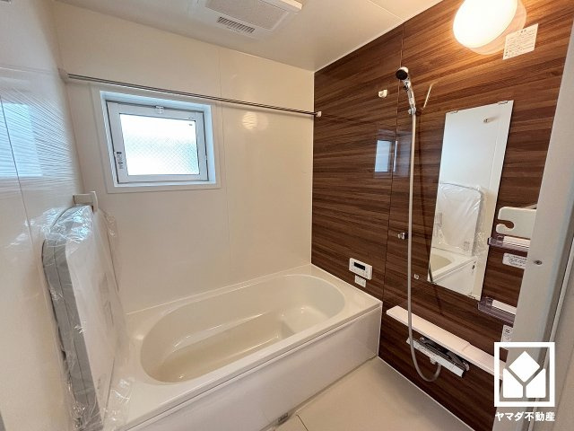 尼崎市稲葉荘1丁目の浴室|1日の疲れを癒す浴室でゆったりリフレッシュ。小窓が付いているので明るく、こもりがちな湿気もすぐ取り除くことができます。ナチュラルな木目調のアクセントパネルは落ち着いた雰囲気を演出してくれます。