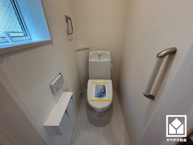 尼崎市稲葉荘1丁目のトイレ|トイレが1階と2階にあるので、朝の忙しい時間にも混雑せず快適です。温水洗浄便座付きで、季節を問わずいつでも温かい便座をお使いいただけます。