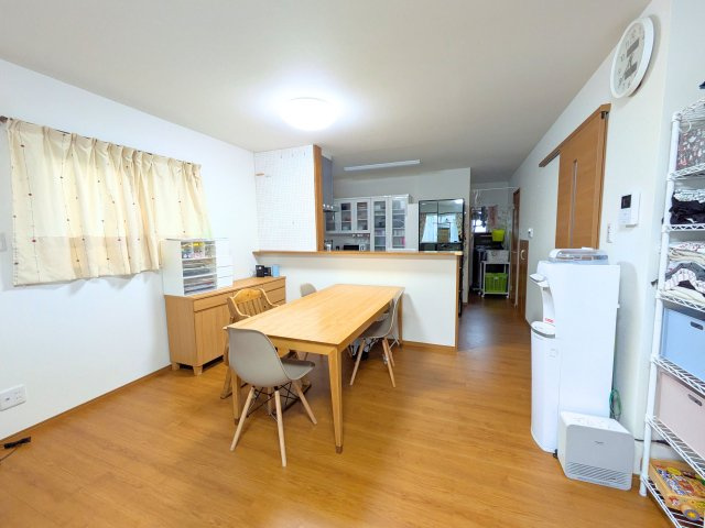 和気町2丁目戸建ての居間・リビング|使いやすいリビングです