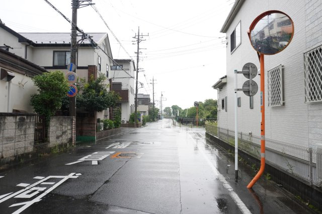 草加市青柳6丁目 中古戸建の前面道路含む現地写真