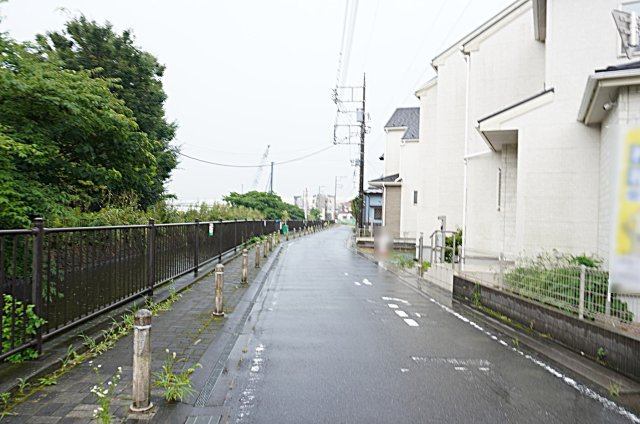 草加市青柳6丁目 中古戸建の前面道路含む現地写真