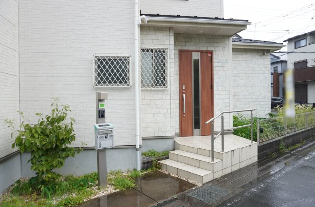 草加市青柳6丁目 中古戸建の玄関