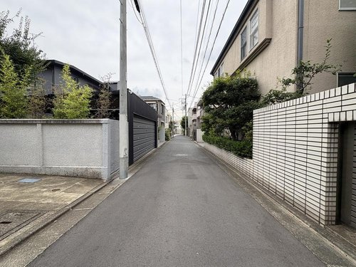 目黒区五本木　建築条件なし売地の前面道路含む現地写真