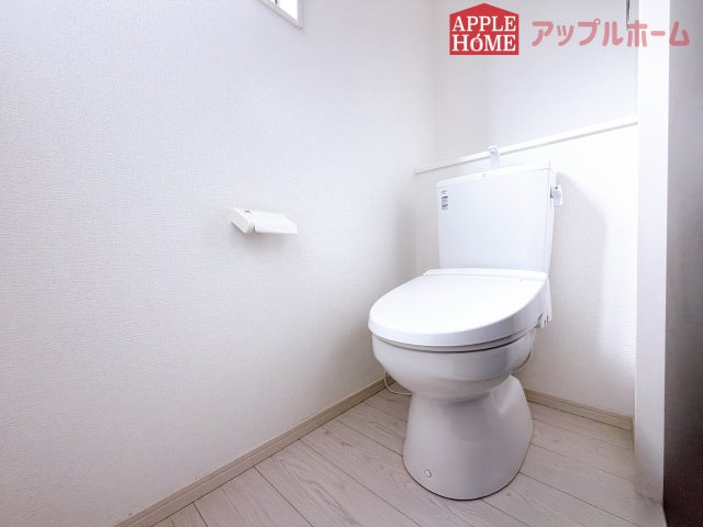 [中古住宅] 熊谷市玉井 1期のトイレ|節水型でエコなトイレには、今では当たり前の温水洗浄機能付き。便座を温める機能もついていて、居心地の良い空間♪