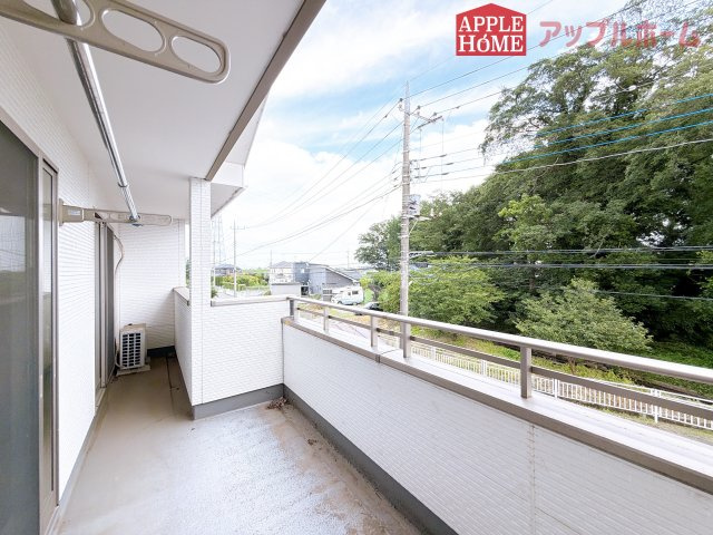 [中古住宅] 熊谷市玉井 1期のバルコニー|家族分の洗濯物もしっかり干せます。日当たりも良く、毎日のお洗濯が楽しくなりそう♪お布団は手軽に干せていつもポカポカに☆