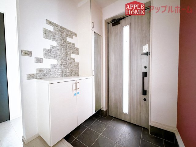 [中古住宅] 熊谷市玉井 1期の玄関|ご家族皆様の靴やお手入れ用品を収納できる収納棚を設置！お家に出会う人々を迎える玄関だからこそ、常に整理整頓しておきたいですね♪