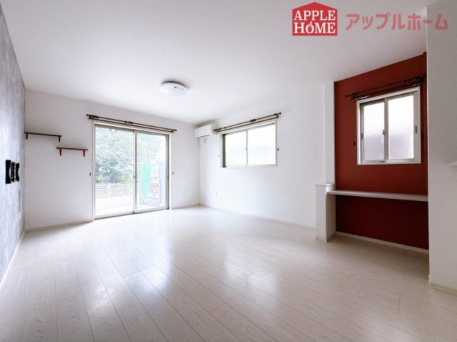 [中古住宅] 熊谷市玉井 1期の居間・リビング|窓から差し込む光で家族を温かく包み込みます。明るいリビングで子育てする喜びを☆いつでも見学可能です！