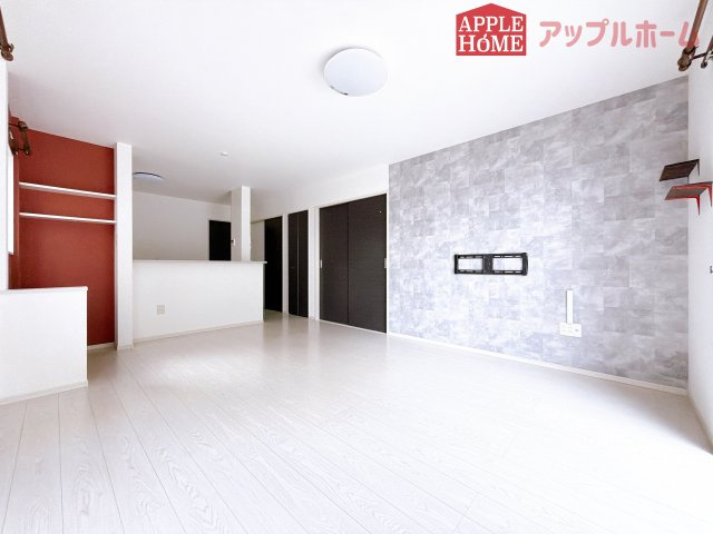 [中古住宅] 熊谷市玉井 1期の居間・リビング|広々リビング×対面キッチンで家族の会話も弾みます♪家族団らんの秘訣は間取りにあり☆夢のマイホームを一緒に叶えましょう！