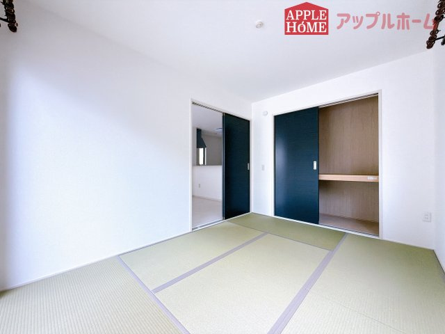[中古住宅] 熊谷市玉井 1期の和室|収納付きの和室は、収納スペースが豊富で部屋全体がすっきりと片付きやすいのが特徴です。荷物を整理しやすく、生活感を抑えた洗練された空間を保てます。
