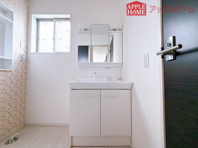 [中古住宅] 熊谷市玉井 1期の独立洗面台|三面鏡付きの洗面化粧台ですので、たっぷりと収納いただけます。白を基調とした清潔感のある快適空間です。毎日の身支度も気持ち良くお使い頂けます！！