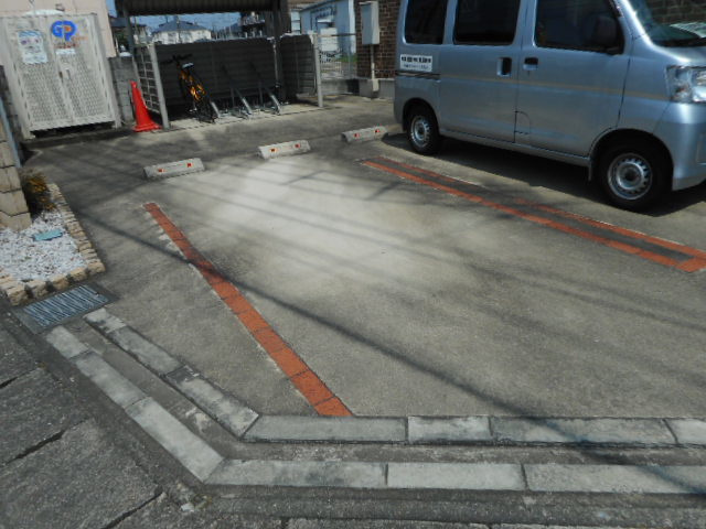 クレメント並木新町の駐車場