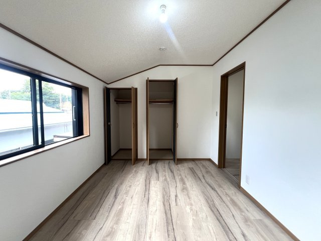 Ｇｒｅｅｎ感じるフルリノベ４ＬＤＫ！！カースペースは２台確保♪新たに生まれ変わった現代仕様な【旭区南本宿町】フルリノベーション中古戸建の洋室|洋室です