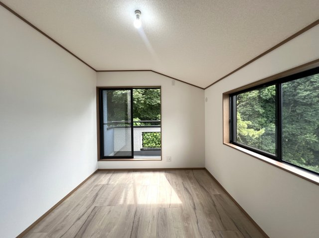 Ｇｒｅｅｎ感じるフルリノベ４ＬＤＫ！！カースペースは２台確保♪新たに生まれ変わった現代仕様な【旭区南本宿町】フルリノベーション中古戸建の洋室|きれいな洋室です