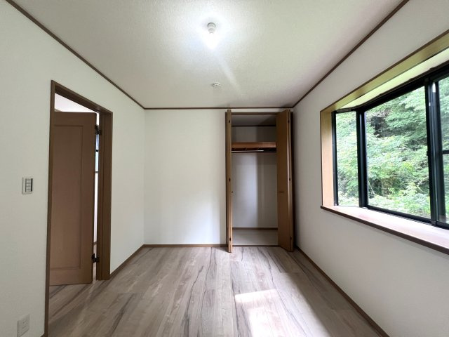 Ｇｒｅｅｎ感じるフルリノベ４ＬＤＫ！！カースペースは２台確保♪新たに生まれ変わった現代仕様な【旭区南本宿町】フルリノベーション中古戸建の洋室|スタンダードな洋室です