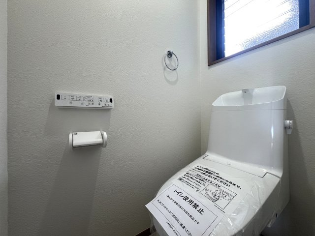 Ｇｒｅｅｎ感じるフルリノベ４ＬＤＫ！！カースペースは２台確保♪新たに生まれ変わった現代仕様な【旭区南本宿町】フルリノベーション中古戸建のトイレ|落ち着いた色調のトイレです