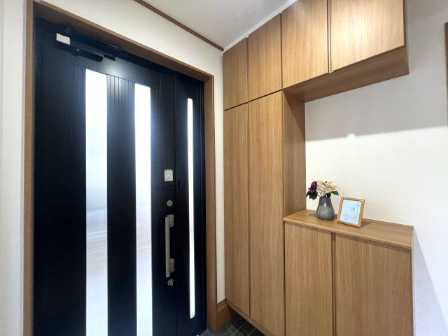 Ｇｒｅｅｎ感じるフルリノベ４ＬＤＫ！！カースペースは２台確保♪新たに生まれ変わった現代仕様な【旭区南本宿町】フルリノベーション中古戸建の玄関|玄関です
