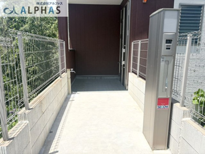 【外観】 | 神戸市西区桜が丘西町二丁目　一戸建て | ■玄関先に水栓があるので汚れたものをサクッと洗える♪