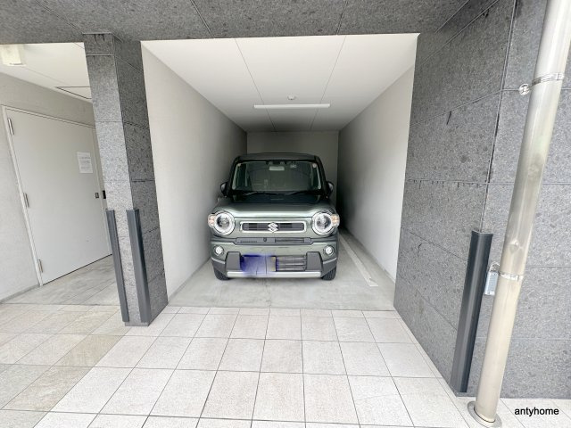 レオンコンフォート難波ミラージュ　仲介手数料無料の駐車場