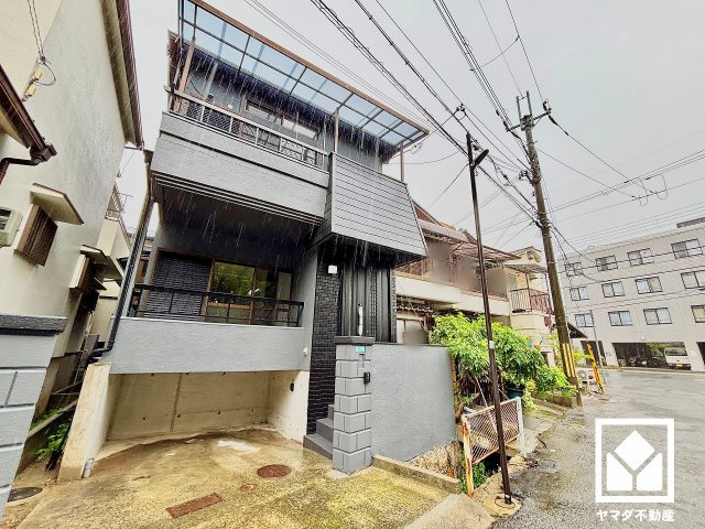 西宮市小松南町2丁目の前面道路含む現地写真|最寄りの阪神本線「武庫川」駅までは傾斜が少ないほぼ平担な道のりで、自転車やベビーカーでの移動もスムーズになります。