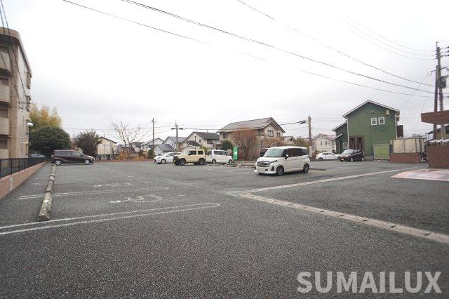 菊池郡大津町美咲野１丁目の賃貸マンションの駐車場
