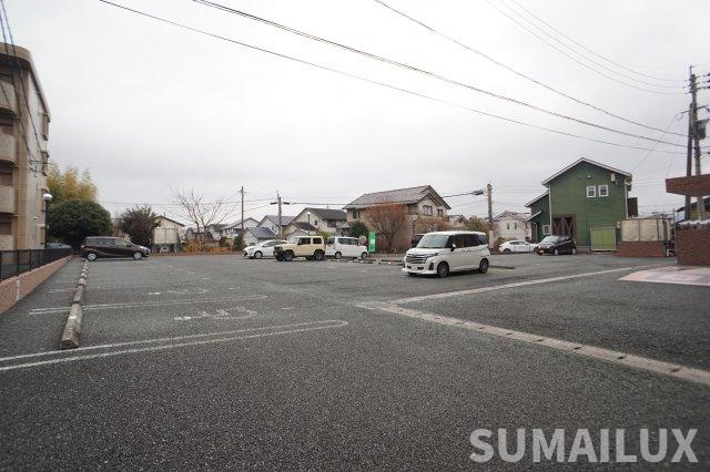 菊池郡大津町美咲野１丁目の賃貸マンションの駐車場