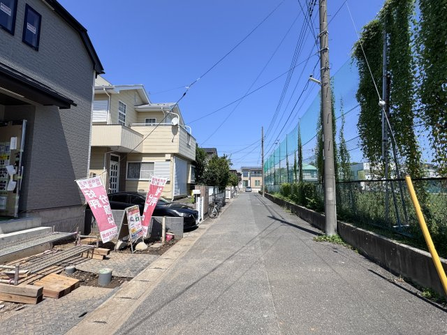 松戸市西馬橋５丁目新築戸建【旭町小学校：6分】の前面道路含む現地写真|東側前面道路