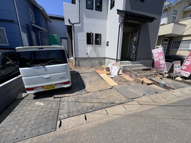 松戸市西馬橋５丁目新築戸建【旭町小学校：6分】の駐車場|駐車スペース・並列2台駐車可