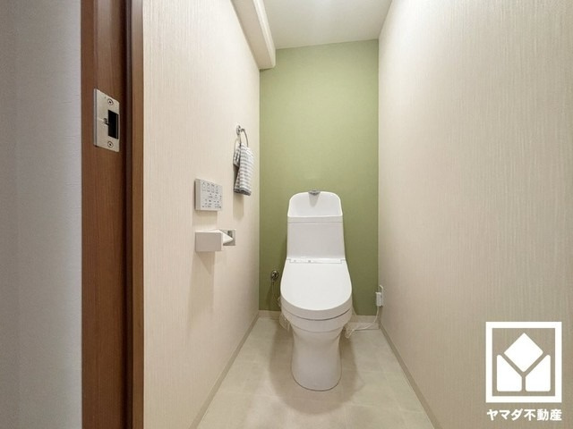 苦楽園アーバンライフ1号棟のトイレ|明るく清潔感溢れるトイレです。温水洗浄便座付きで、季節を問わずいつでも温かい便座をお使いいただけます。