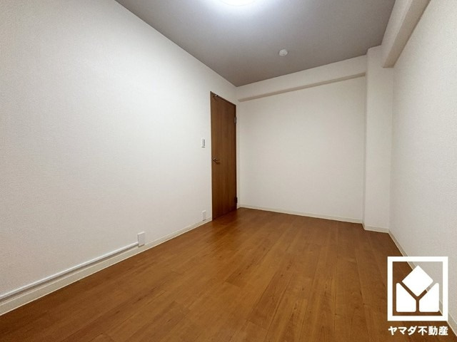 苦楽園アーバンライフ1号棟の子供部屋|約5.5帖の北西側納戸です。アウトドア用品や趣味の道具もしっかり収納できて家の中をもっとスッキリ。