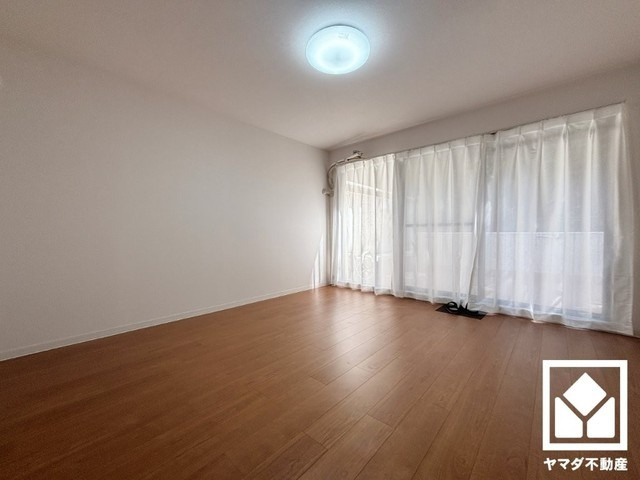 苦楽園アーバンライフ1号棟の洋室|約8帖の洋室です。バルコニーにつながるお部屋で、通風・陽当たり良好。