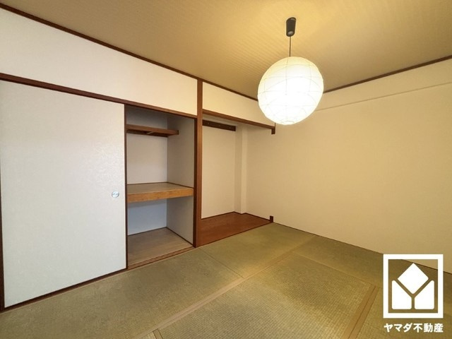 苦楽園アーバンライフ1号棟の和室|約6帖の和室です。リビングに隣接しており、一体利用も可能です。子どもの遊び場、お昼寝スペース、家族のくつろぎ空間にも。和室があると、暮らしの幅がぐんと広がる。